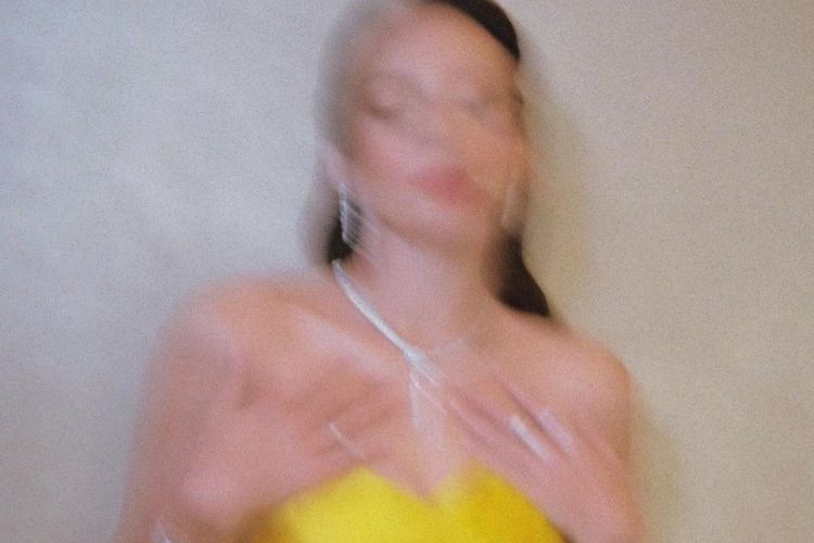 Pose Blur Estetik Enzy Storia Pakai Gaun Kuning Cerah, Disebut Mirip Pacar Ronaldo