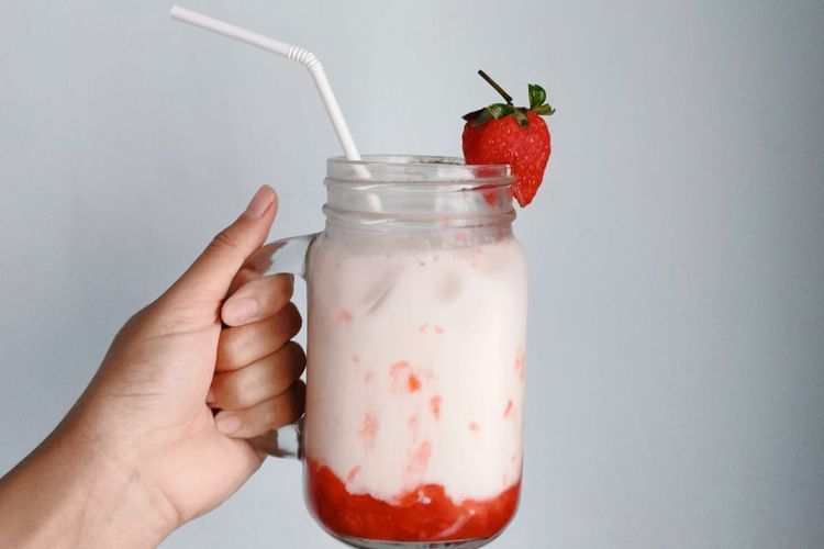 Resep Rumahan Korean Strawberry Milk yang Simple nan Segar, Cuma 4 Bahan!