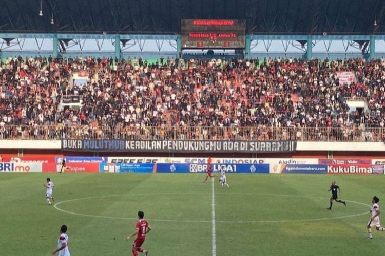 Viral Banner 'Buka Mulutmu Keadilan Pendukungmu Ada Di Suaramu' di laga Persis vs Arema FC