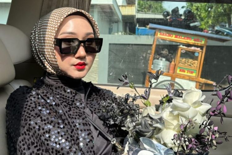 Dian Pelangi Pamer Gaya Cetar dan Estetik Bareng Gerobak Bakso Malang di Kawasan Kemang 