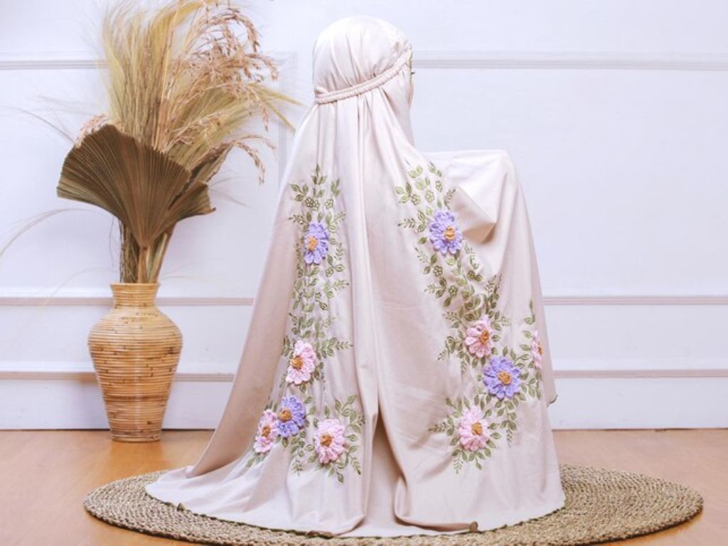 Tak Cuma untuk Ibadah, Mukena Kini Jadi OOTD Ngetren Dipakai ke Pasar hingga Acara Formal