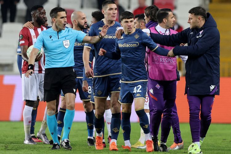 Kacau Banget! Fans Masuk Lapangan Pukul Hidung Pemain Fiorentina Sampai Berdarah