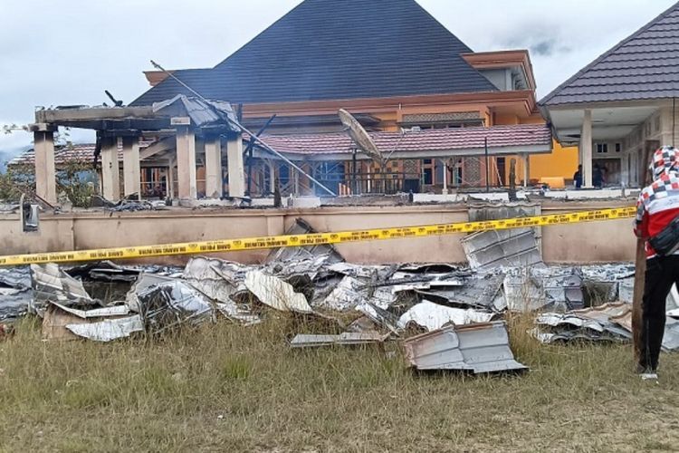 Kantor DPRD Dogiyai Papua Terbakar Hebat