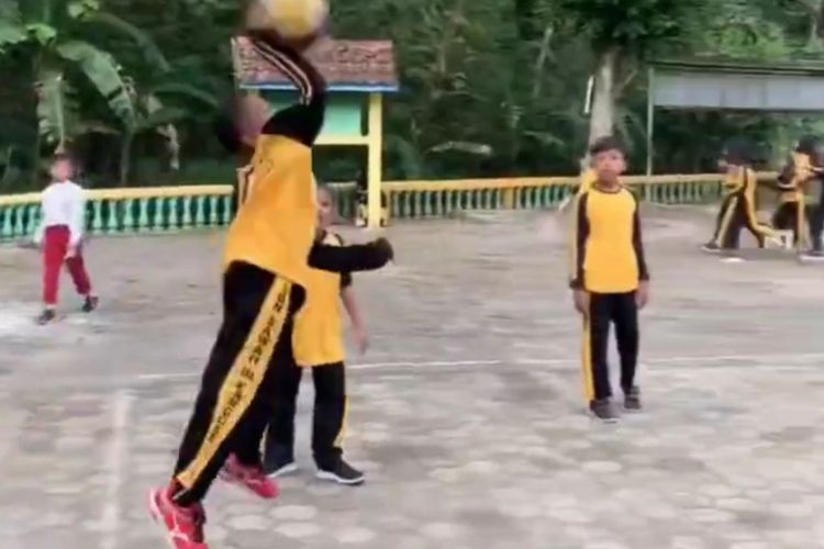 Viral! Seorang Siswa SD Main Voli Layaknya Atlet Profesional, Jago Banget