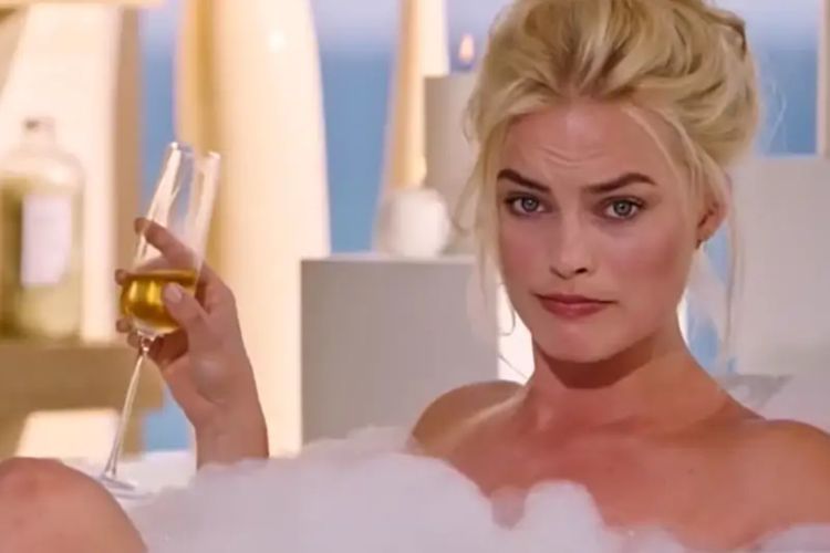 Margot Robbie Rupanya Doyan Minum Bir Sambil Mandi, Alasannya Biar Tidur Nyenyak
