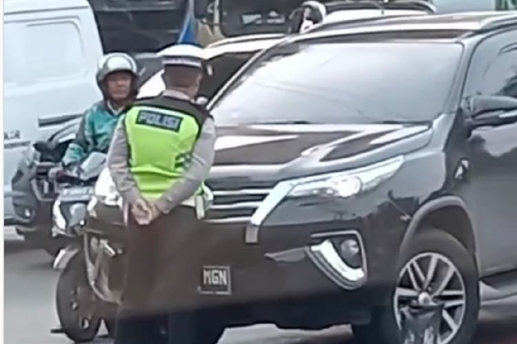 Viral Fortuner Kabur Seruduk Polisi di Jakbar, Begini Kronologinya!