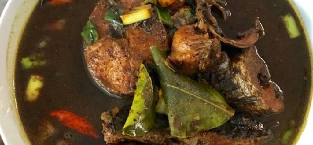 Masak Makanan Betawi Gabus Pucung Sambut Ramadan, Mirip Rawon tapi Bahan Utamanya Ikan