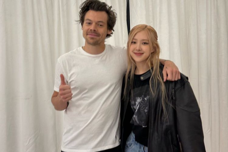 Momen Rose BLACKPINK Pamer Dirangkul Harry Styles usai Konser, Bikin Iri!