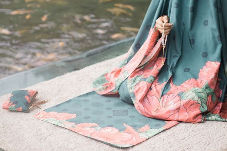 Tampil Lebih Indah Saat Ibadah di Ramadan, Coba Nih Koleksi Mukena Motif Kembang Sepatu