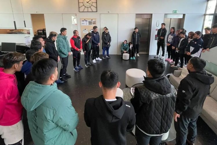 Doa Bersama untuk Syabda oleh Tim Bulutangkis Indonesia Sebelum Tampil di Swiss Open 2023