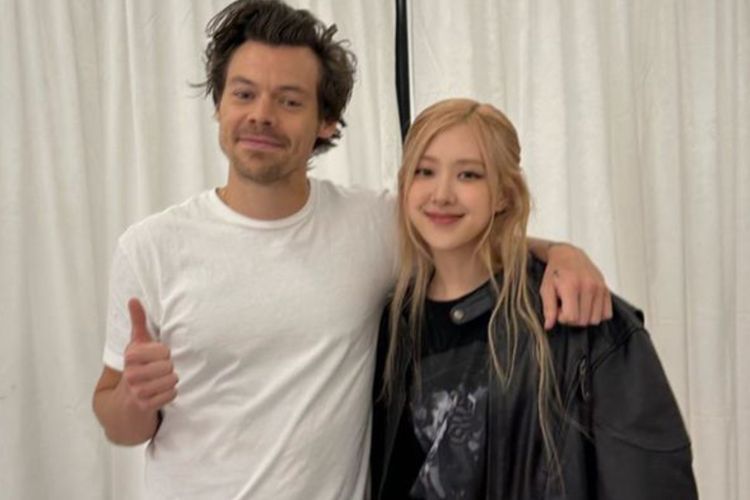Rose BLACKPINK Pamer Nonton Konser dan Foto Dirangkul Harry Style