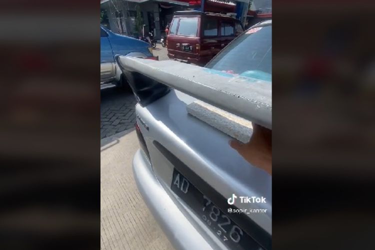Bikin Ngakak! Mobil Ini 'Jemur' Tempe saat Antre di SPBU, Kok Bisa?