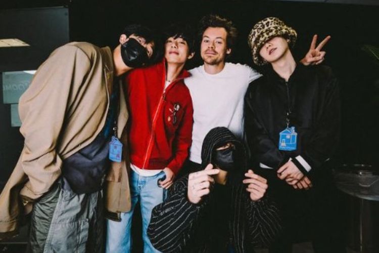 Momen Jungkook dkk Foto Bareng Harry Styles di Backstage Konser 