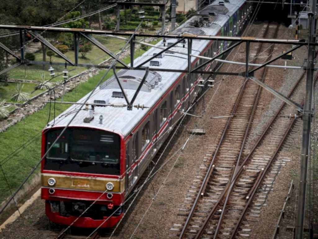 Rel Tersangkut Kasur Springbed, KRL Relasi Tanah Abang- Parung Panjang Tertahan di Pondok Ranji