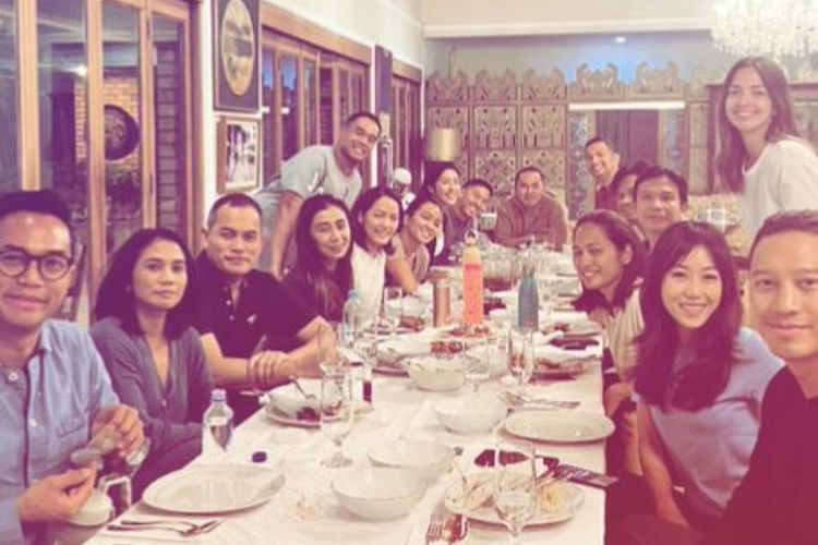 Nia Ramadhani Pamer Sahur Pertama  Bareng Keluarga Bakrie, Pakai Kaus Putih Gak Makeup-an
