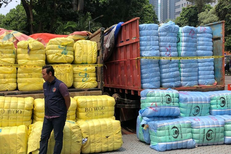 Polda Metro Jaya Sita 535 Karung Balpres Ilegal dari Korea, Jepang hingga Amerika