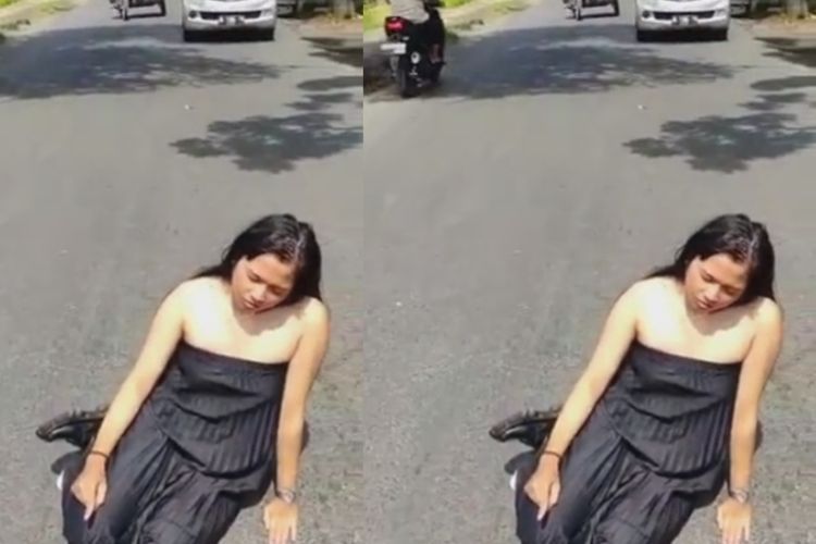 Heboh, Cewek Pakai Gaun Hitam Peragakan Gerakan Salat di Tengah Jalan, Diduga ODGJ 