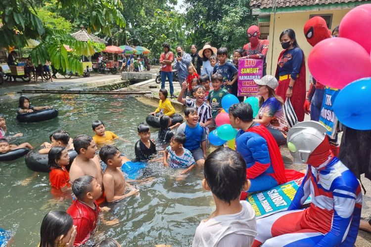 Melihat Tradisi Padusan di Boyolali saat Ramadan, Anak-Anak Main Air Ditemani Superhero