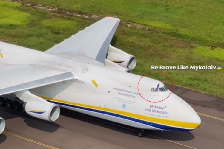 Pesawat Terbesar Antonov AN-124 Mendarat di Kertajati, Pilot Kibarkan Bendera Ukraina