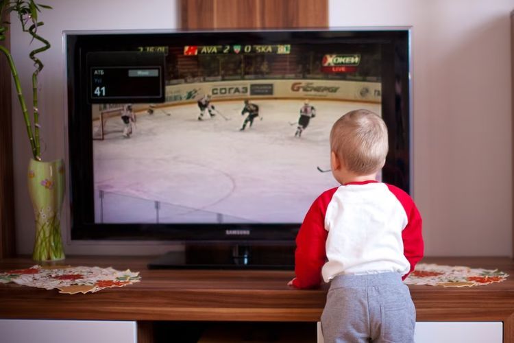 Sering Nonton TV dari Jarak Dekat Bikin Mata Anak Rusak, Mitos atau Fakta?