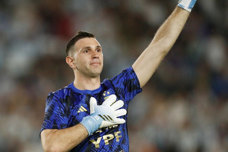 Gak Ada Kapoknya, Emiliano Martinez Kembali Lakukan Selebrasi Kontroversial