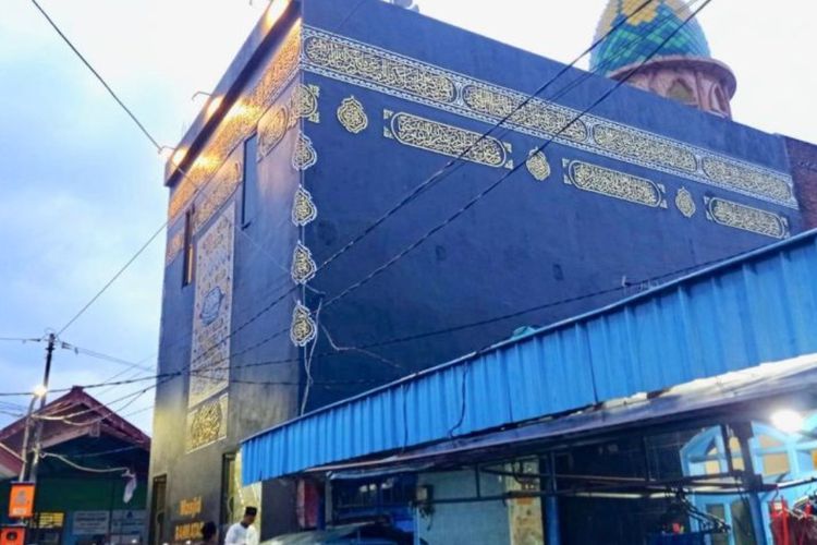 Merasakan Suasana Masjid Bernuansakan Ka'bah di Sudut Perkampungan Surabaya