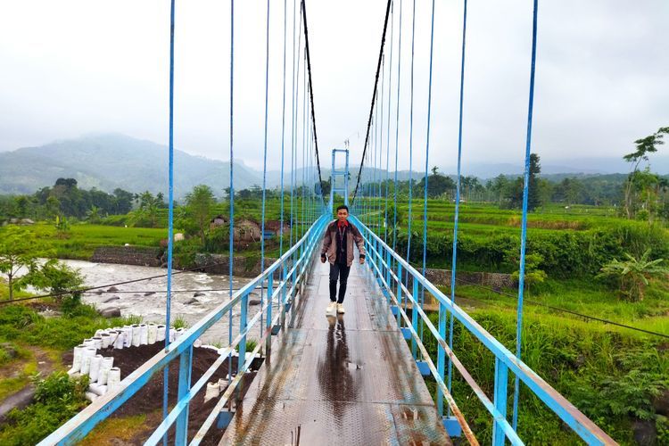 Mau Healing Gratis? Wajib Coba Sensasi di Jembatan Biru Lereng Argopuro Probolinggo