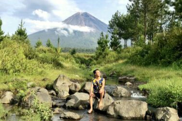 Melihat Keindahan Gunung Semeru dari Sudut Pandang Hamparan Rumput di Sarkawi
