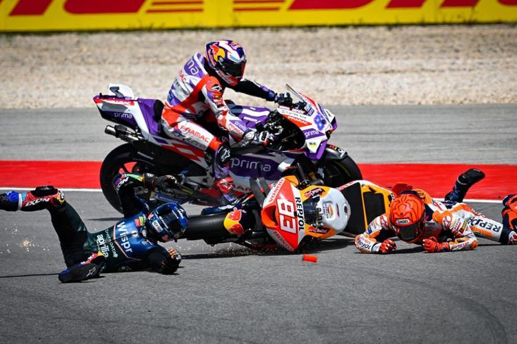 Sudah Jatuh, Marquez Kena Penalti Buntut Bentrok dengan Oliveira di MotoGP Portugal 2023