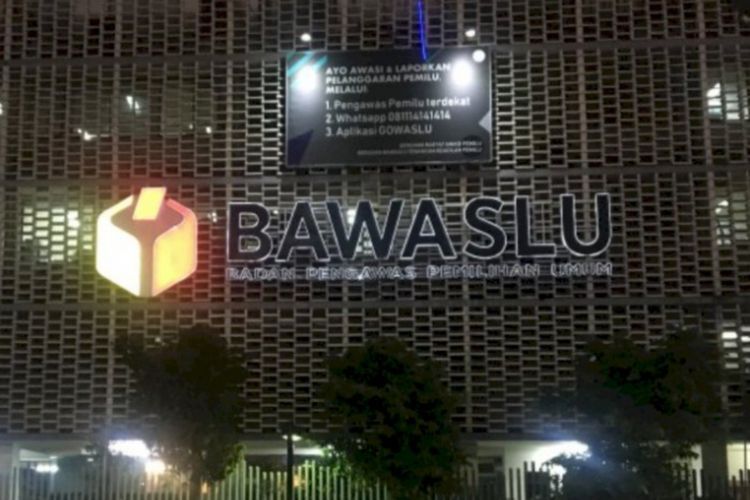 Heboh Video Sebar Amplop Merah Berlogo PDIP di Masjid Sumenep, Bawaslu Turun Tangan!