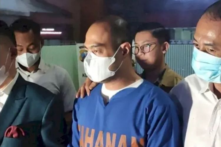 Tegaskan Dakwaan Tak Sesuai, Ferry Irawan Minta Dibebaskan