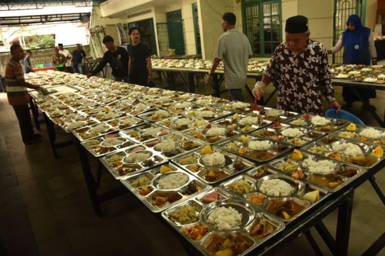 Masjid Raya Aceh Sajikan Bubur Kanjie Rumbi untuk Berbuka Puasa