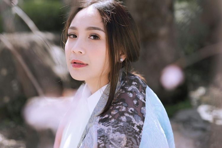 Nagita Slavina Pakai Kaos Oblong Putih Hampir Rp10 Juta, Netizen: Nyucinya Pake Air Gunung