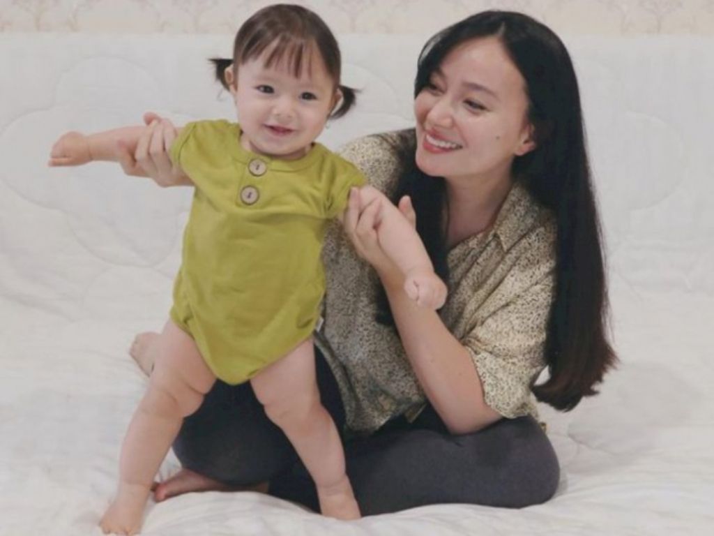 Gaya Parenting Asmirandah dari Mulai Gizi sampai Memilih Popok untuk Chloe
