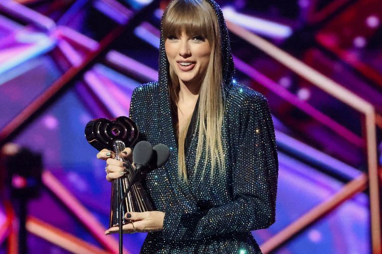 Taylor Swift Tampil Nyentrik dengan Kerudung di iHeartRadio Music Awards Banjir Kritikan 