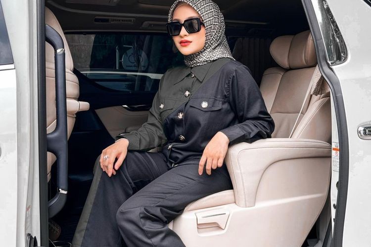 Nathalie Holscher Mejeng Cantik di Mobil Pakai Kacamata Hitam: Mirip Aurel Hermansyah