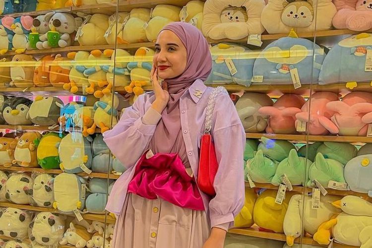 Buka Puasa Bareng Karyawan, Zaskia Sungkar Sediakan ‘Warung Bu Kia’ di Rumahnya