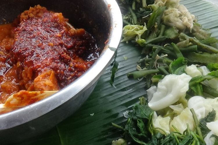 Cicipi Rujak Teplak Asal Tegal, Paduan Sayur dengan Sambal Singkong yang Pedas dan Gurih