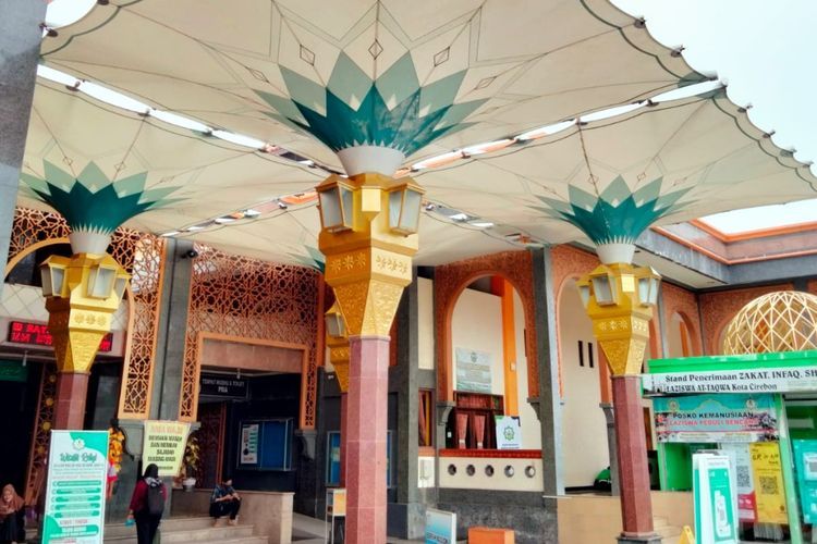 Adem Banget! Salat di Masjid At-Taqwa Cirebon Serasa Ibadah di Masjid Nabawi