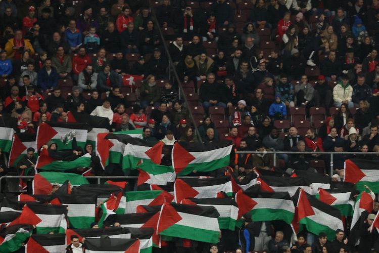 Aksi Solidaritas, Suporter Timnas Swiss Kibarkan 100 Bendera Palestina saat Hadapi Israel