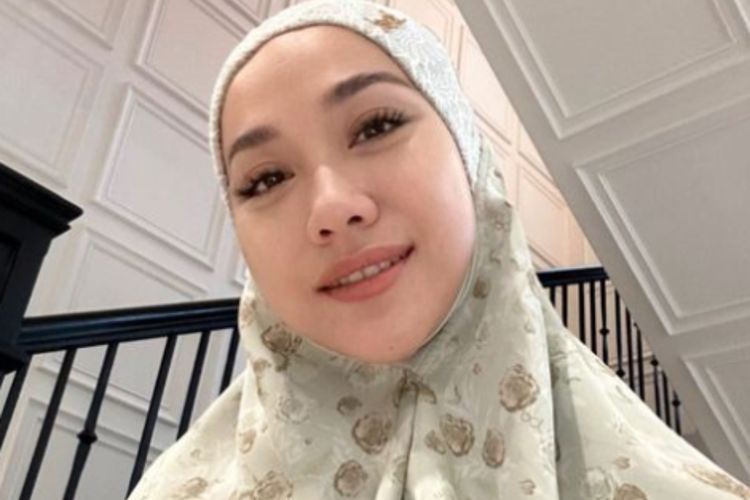 Intip Potret BCL Pakai Mukena, Tampil Cantik dengan Riasan Wajah Natural
