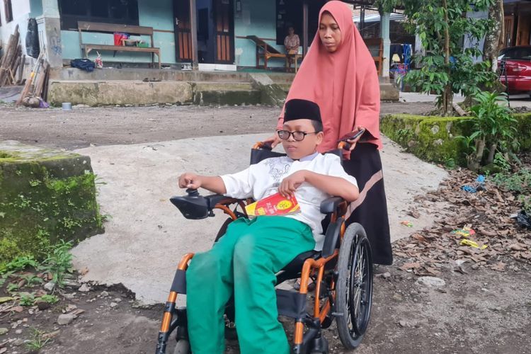 Kursi Roda dari Ganjar dan Semangat Anak Difabel Penghafal Alquran