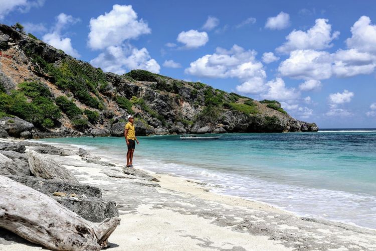 Menengok Indahnya Pantai Lifulada, Punya Wahana Sepeda Layang Pertama di NTT