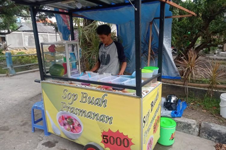 Sop Buah Konsep Prasmanan Hadir di Lamongan, Harga Rp5.000 Bebas Ambil Sendiri