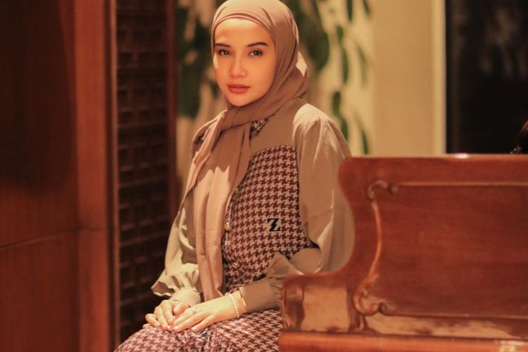 Seperti Ibu-ibu Pada Umumnya, Zaskia Sungkar Pilih Belanja Online Buat Cari Barang Murah