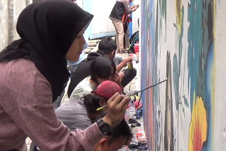Kawasan Kumuh Pinggiran Sungai di Cimahi Disulap Jadi Lukisan Mural, Tampak Lebih Berwarna