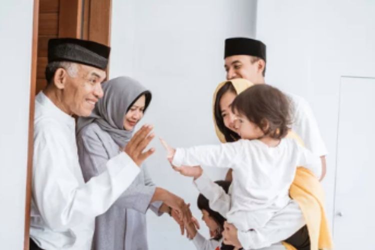 5 Tradisi Lebaran yang Kerap Dilakukan Warga Indonesia: Sungkem hingga Bagi-bagi THR