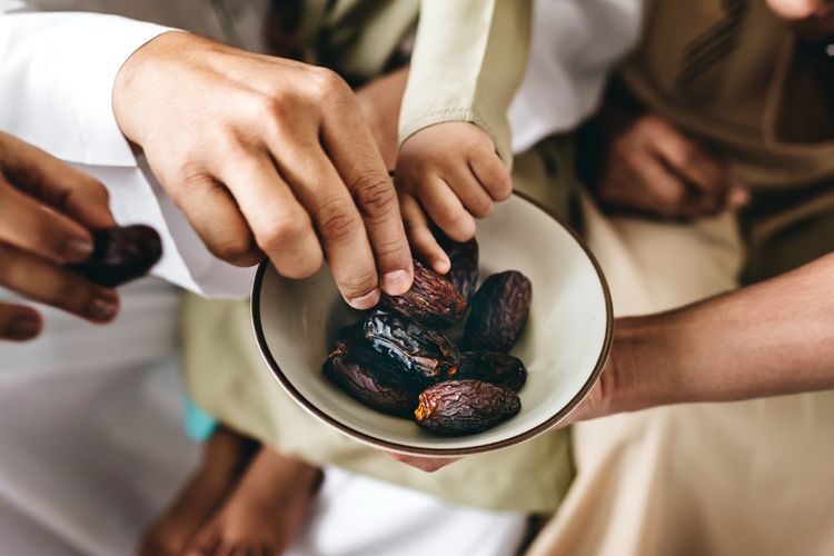 Simple, Ternyata Ini Manfaat Berbuka dengan Kurma dan Segelas Air Putih