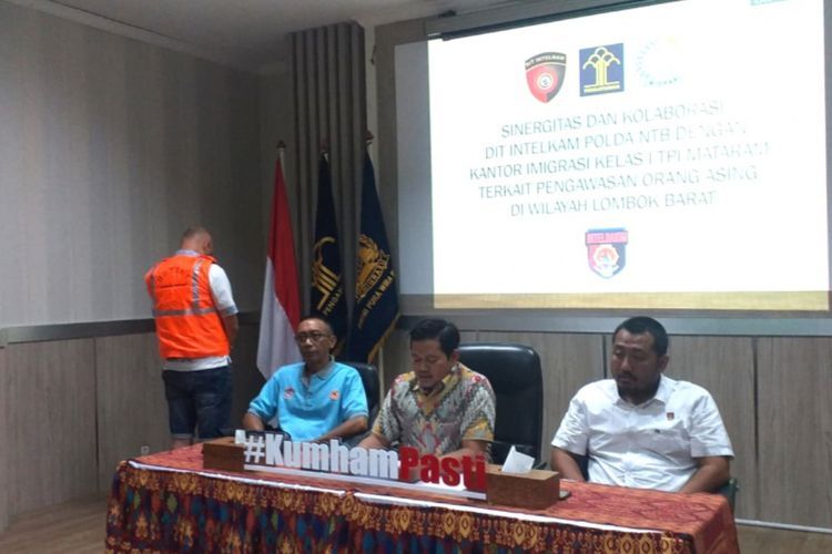 Masuk Masjid Pakai Alas Kaki, Bule Asal Prancis Ditendang dari Indonesia