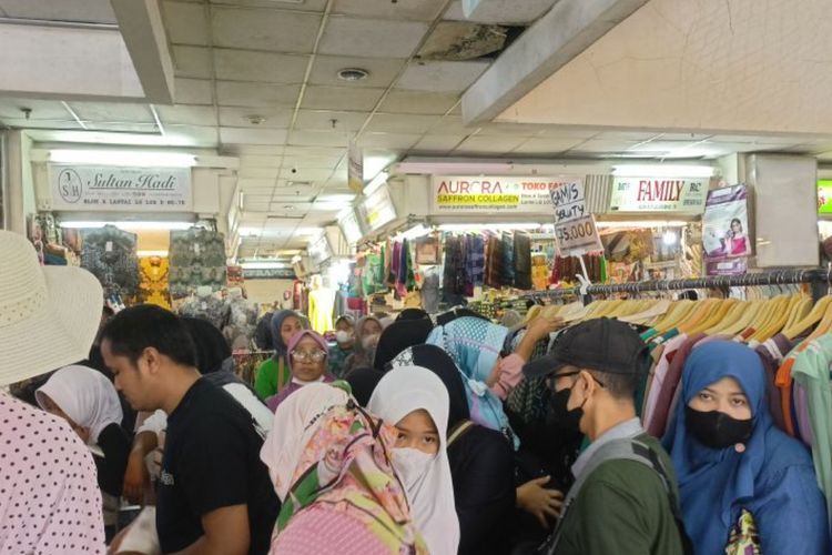 Tanah Abang Mulai Dipadati Pemburu Baju Lebaran, Pedagang Cuan Selama Ramadan